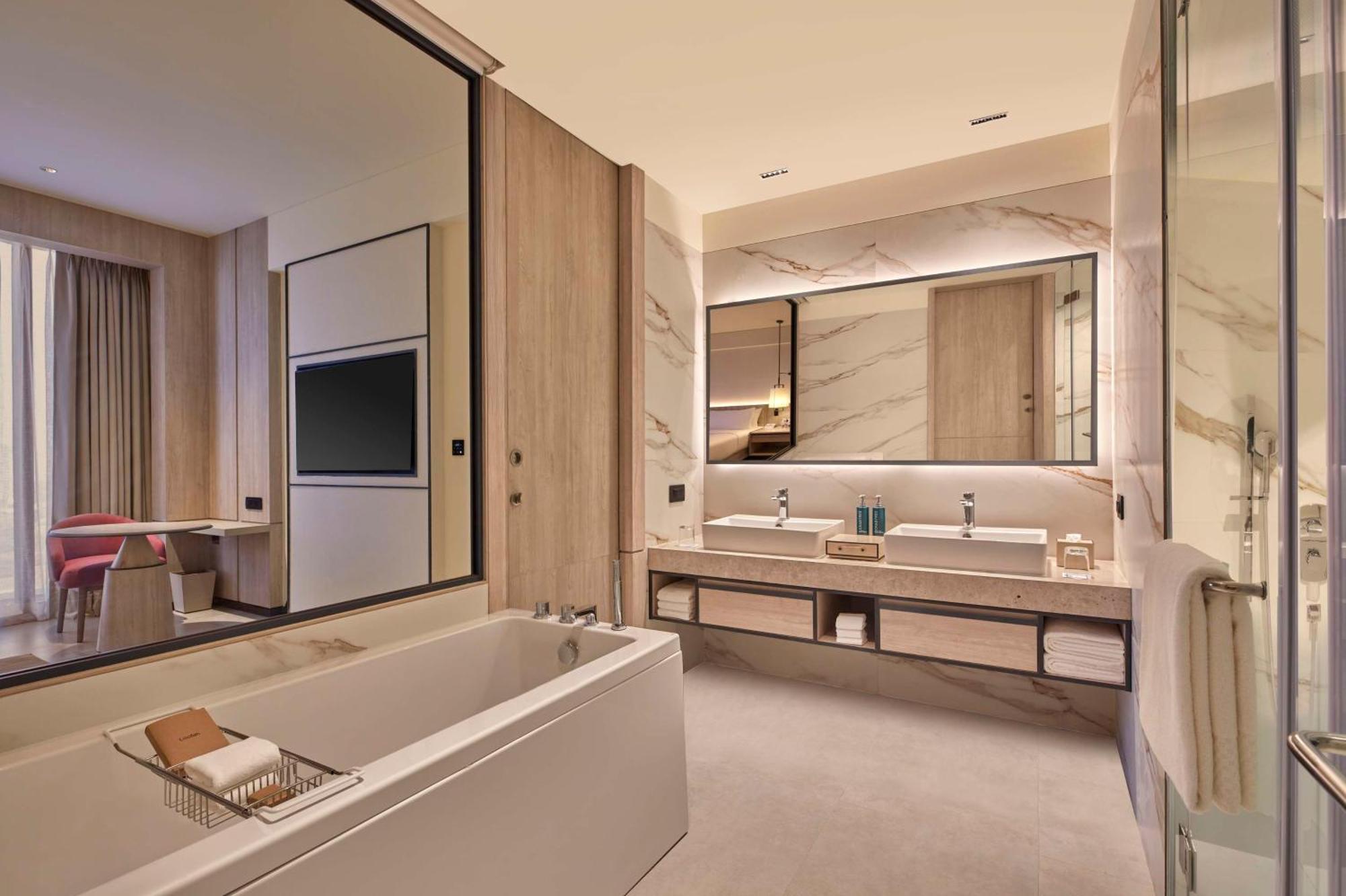 Hilton Gurugram Baani City Centre Gurgaon Extérieur photo